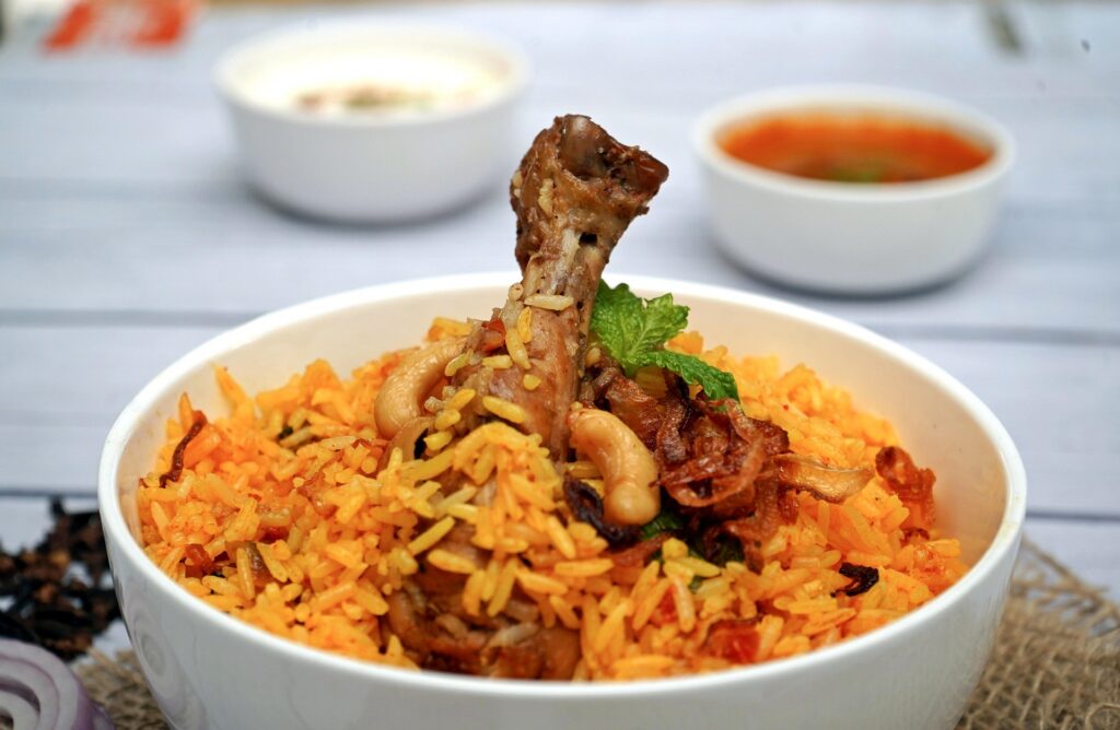 Biryani de pollo con especias